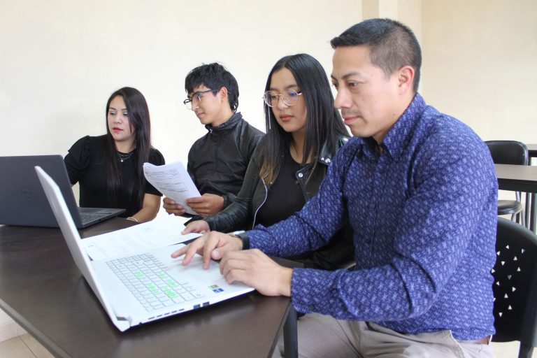 Carrera de Contabilidad brinda información tributaria a emprendimientos del Austro