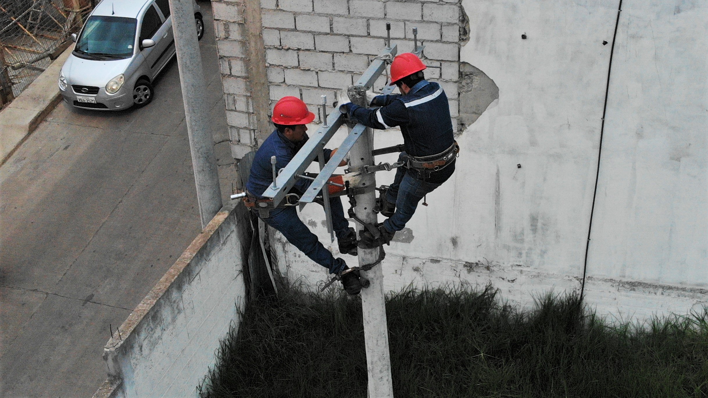 Estudiantes se preparan con prácticas en Sistemas de Distribución Eléctrica