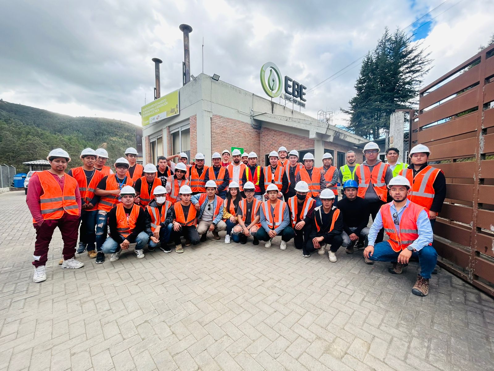 Estudiantes de Electricidad realizan visita técnica a la planta de generación eléctrica a partir de residuos urbanos en Cuenca