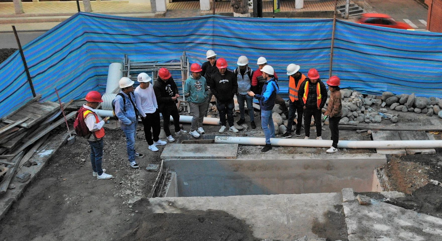 Estudiantes de Electricidad fortalecen su aprendizaje con visita técnica a Biblián