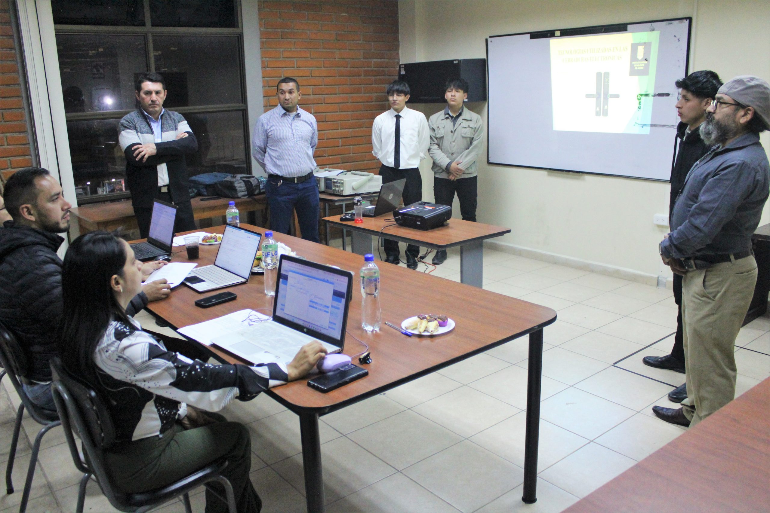 Estudiantes de Electricidad Presentan Proyectos Innovadores en los PACTE