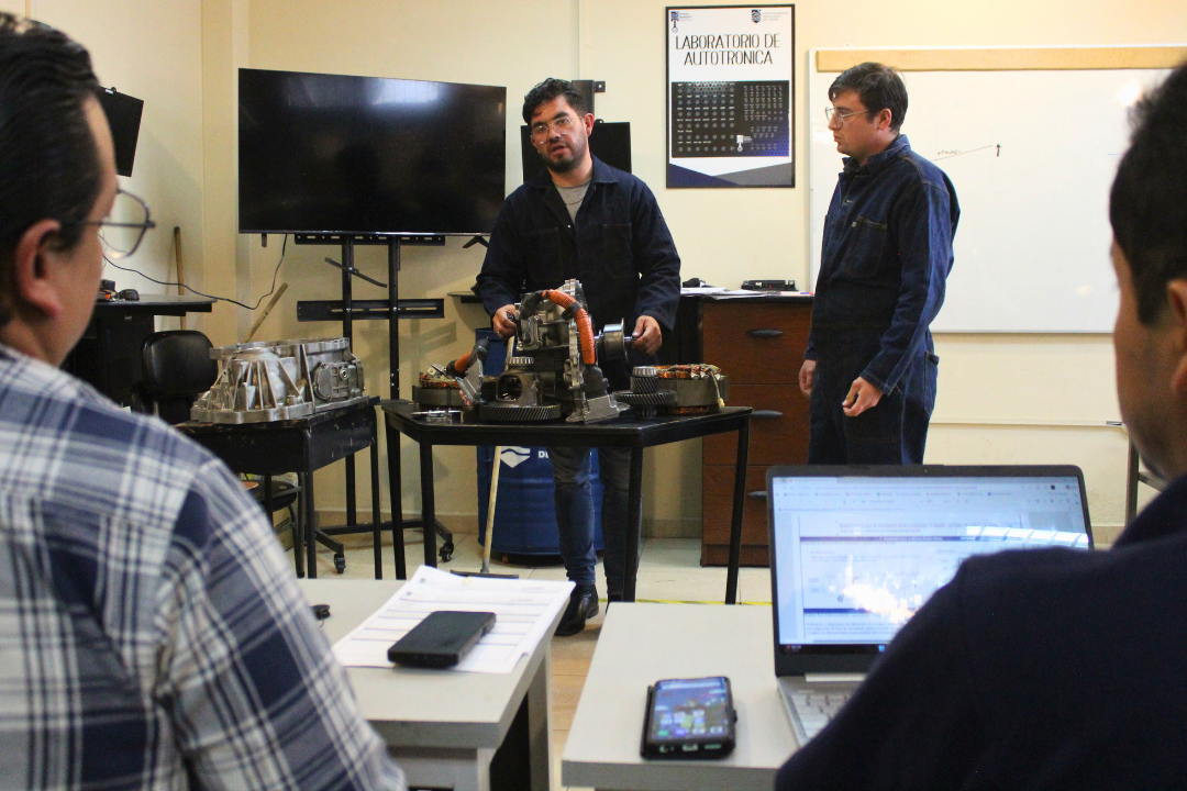 Estudiantes de Mecánica Automotriz rindieron examen complexivo teórico–práctico