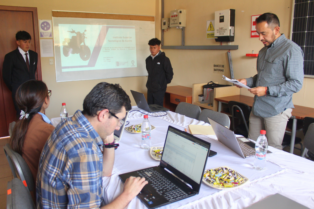 Estudiantes de Electricidad culminaron tres jornadas de defensas de titulación con proyectos enfocados en eficiencia energética y energías renovables