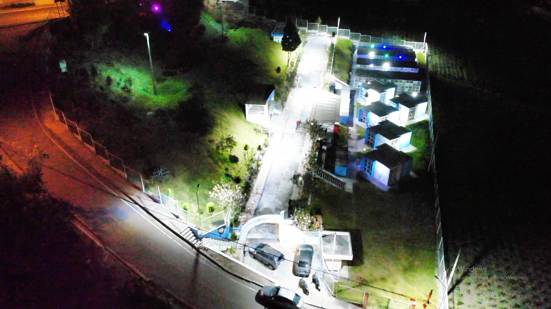 Carrera de Electricidad del IST del Austro colocó iluminación en el Cementerio Parroquial de Guapán