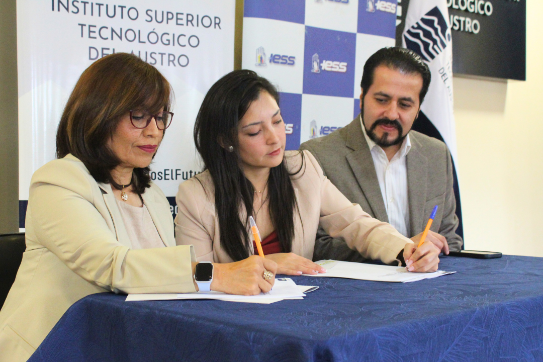 IST del Austro y el IESS firmaron convenio de cooperación para fortalecer la cultura previsional y la seguridad social