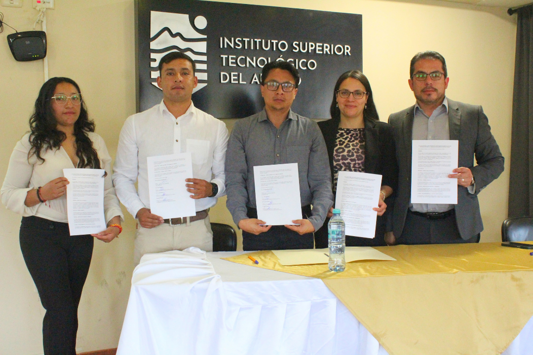Estudiantes de Desarrollo de Software entregan sistema web para modernizar la gestión documental del IST del Austro
